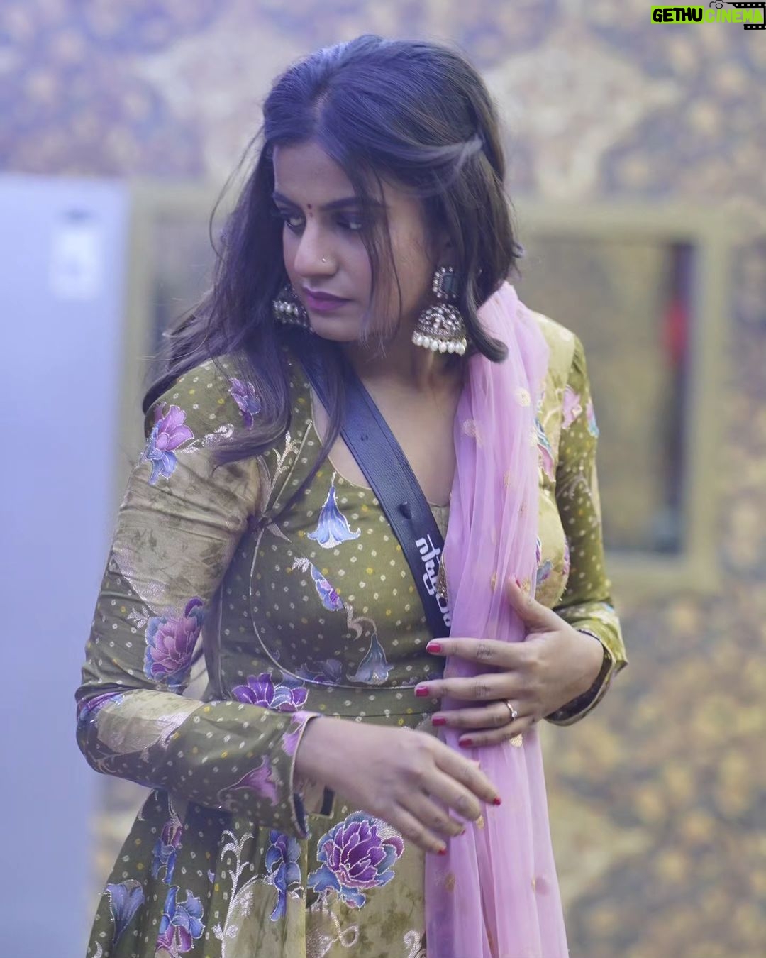 Namratha Gowda Instagram - Can't thank enough for all the support you have been pouring on Namratha♥️ Thankyou Insta Fam for all the support ✨ @colorskannadaofficial @officialjiocinema Styling:@likitha_suresh_ Wardrobe:@vishishtadesignerstudio Accessory: @thespatika #bbk10 #biggboss #season10 #colorskannada #jiocinema #namarathagowda #jiocinema #relentkreationz
