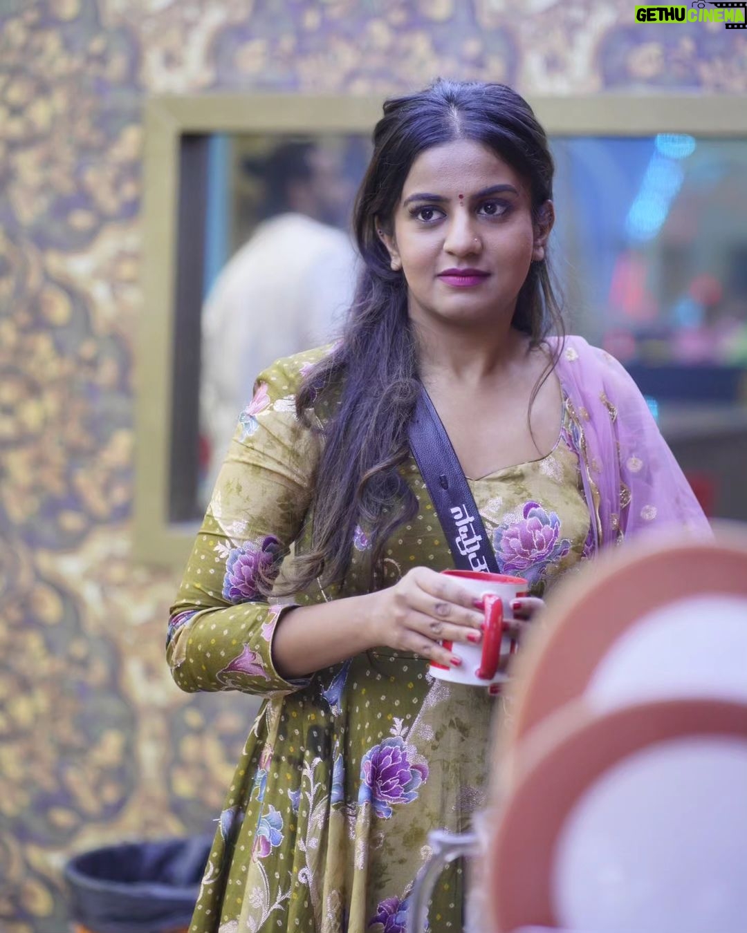 Namratha Gowda Instagram - Can't thank enough for all the support you have been pouring on Namratha♥️ Thankyou Insta Fam for all the support ✨ @colorskannadaofficial @officialjiocinema Styling:@likitha_suresh_ Wardrobe:@vishishtadesignerstudio Accessory: @thespatika #bbk10 #biggboss #season10 #colorskannada #jiocinema #namarathagowda #jiocinema #relentkreationz