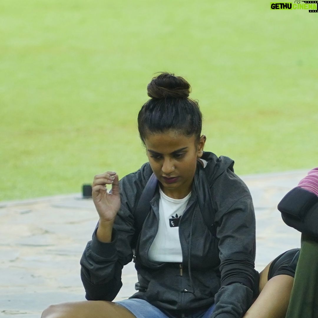 Namratha Gowda Instagram - Inspite of her team leader demotivaing & keeping her away from the Captaincy task, She did her best in yesterday's task by supporting the team!! This is true sportsmenship!! @colorskannadaofficial @officialjiocinema #bbk10 #biggboss #season10 #colorskannada #jiocinema #namarathagowda #relentkreationz