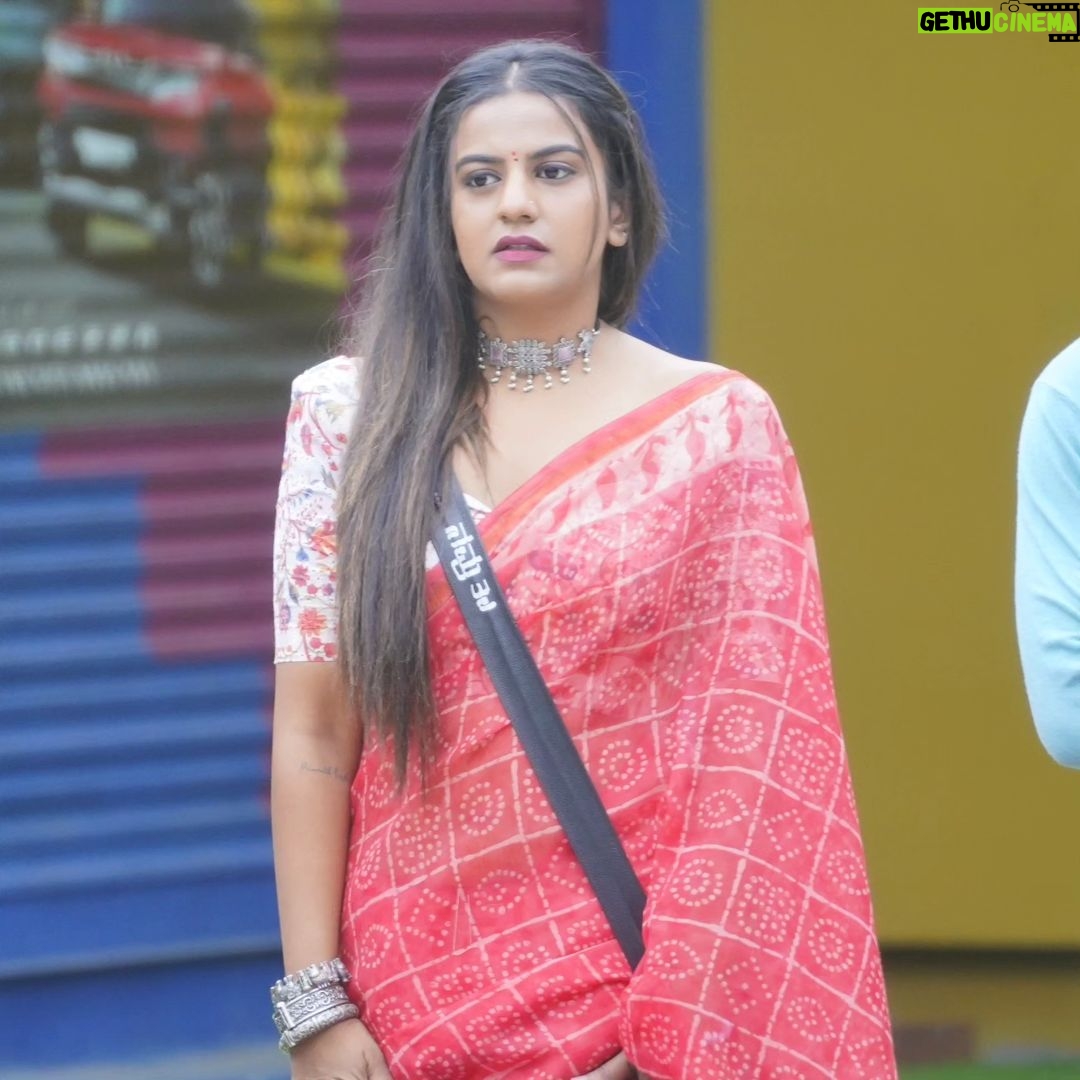 Namratha Gowda Instagram - Minds are like flowers, they only open when the time is right!!🤠@colorskannadaofficial @officialjiocinema Jewellery: @kashi_jewellery_ Saree: @attitude_designer_studio Blouse: @vishishtadesignerstudio Styling: @likitha_suresh_ #bbk10 #biggboss #season10 #colorskannada #jiocinema #namarathagowda #relentkreationz