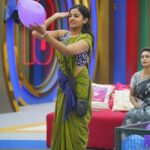 Namratha Gowda Instagram - Nammu is giving her best inside the house & we are overwhelmed with the love you all are pouring on her❤️Keep Supporting her always❤️ @colorskannadaofficial @officialjiocinema Styling: @likitha_suresh_ Saree : @siereindia Accessories: @kashi_jewellery_ #bbk10 #biggboss #season10 #colorskannada #jiocinema #namarathagowda #namratha #reels #relentkreationz