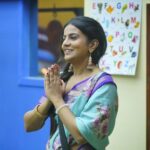 Namratha Gowda Instagram - ನಾಟ್ಯ - ನೃತ್ಯ ಹೇಳಿಕೊಟ್ಟ ನಮ್ಮ ನಮ್ರತಾ ಮೇಡಂ! ಹೇಗಿತ್ತು ನಮ್ಮ ಮಿಸ್ ಕ್ಲಾಸ್ ?? ತುಂಬಾ ಮನರಂಜನೆಯಾಗಿತ್ತು ಅಲ್ವಾ ?? @colorskannadaofficial @officialjiocinema Styling: @likitha_suresh_ Saree: @houseof.raadhya_sarees Blouse: @vishishadesignerstudio Earrings: @thespatika #bbk10 #biggboss #season10 #colorskannada #jiocinema #namarathagowda #relentkreationz