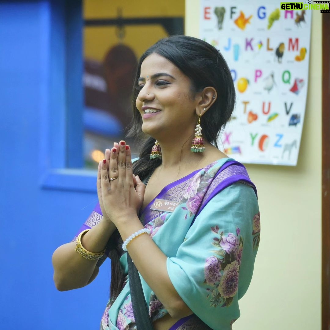 Namratha Gowda Instagram - ನಾಟ್ಯ - ನೃತ್ಯ ಹೇಳಿಕೊಟ್ಟ ನಮ್ಮ ನಮ್ರತಾ ಮೇಡಂ! ಹೇಗಿತ್ತು ನಮ್ಮ ಮಿಸ್ ಕ್ಲಾಸ್ ?? ತುಂಬಾ ಮನರಂಜನೆಯಾಗಿತ್ತು ಅಲ್ವಾ ?? @colorskannadaofficial @officialjiocinema Styling: @likitha_suresh_ Saree: @houseof.raadhya_sarees Blouse: @vishishadesignerstudio Earrings: @thespatika #bbk10 #biggboss #season10 #colorskannada #jiocinema #namarathagowda #relentkreationz