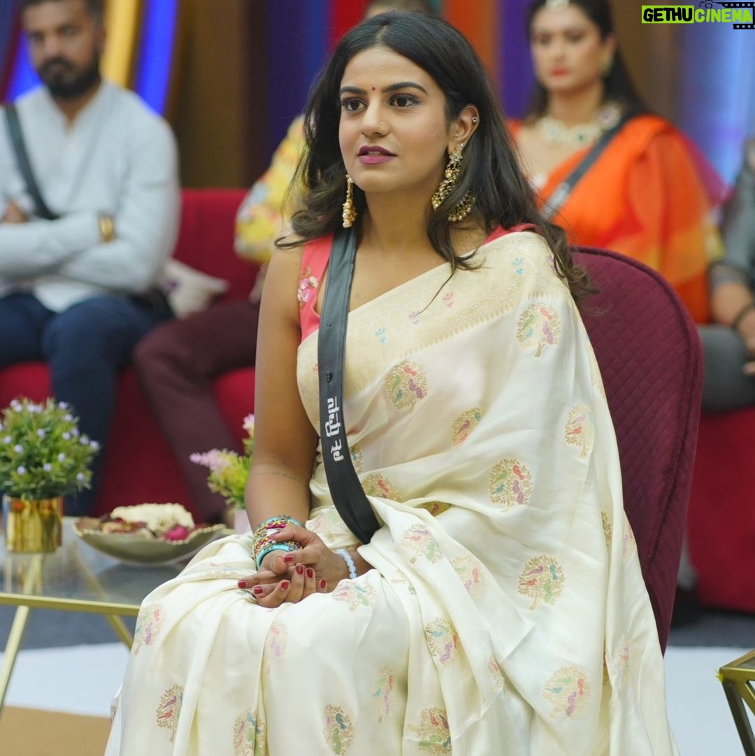 Namratha Gowda Instagram - It is impossible to do something good or accomplish an important task without encountering some problems or making some sacrifices!! @colorskannadaofficial @officialjiocinema Styling: likitha_suresh Wardrobe: @attitude_designer_studio #bbk10 #biggboss #season10 #colorskannada #jiocinema #namarathagowda #relentkreationz
