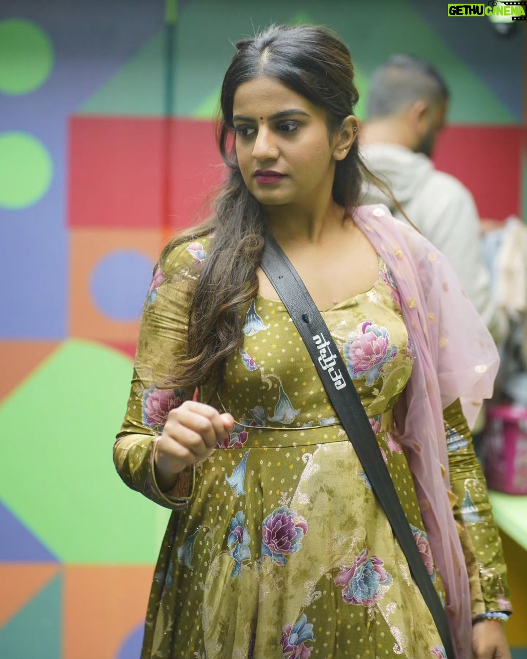 Namratha Gowda Instagram - Can't thank enough for all the support you have been pouring on Namratha♥️ Thankyou Insta Fam for all the support ✨ @colorskannadaofficial @officialjiocinema Styling:@likitha_suresh_ Wardrobe:@vishishtadesignerstudio Accessory: @thespatika #bbk10 #biggboss #season10 #colorskannada #jiocinema #namarathagowda #jiocinema #relentkreationz