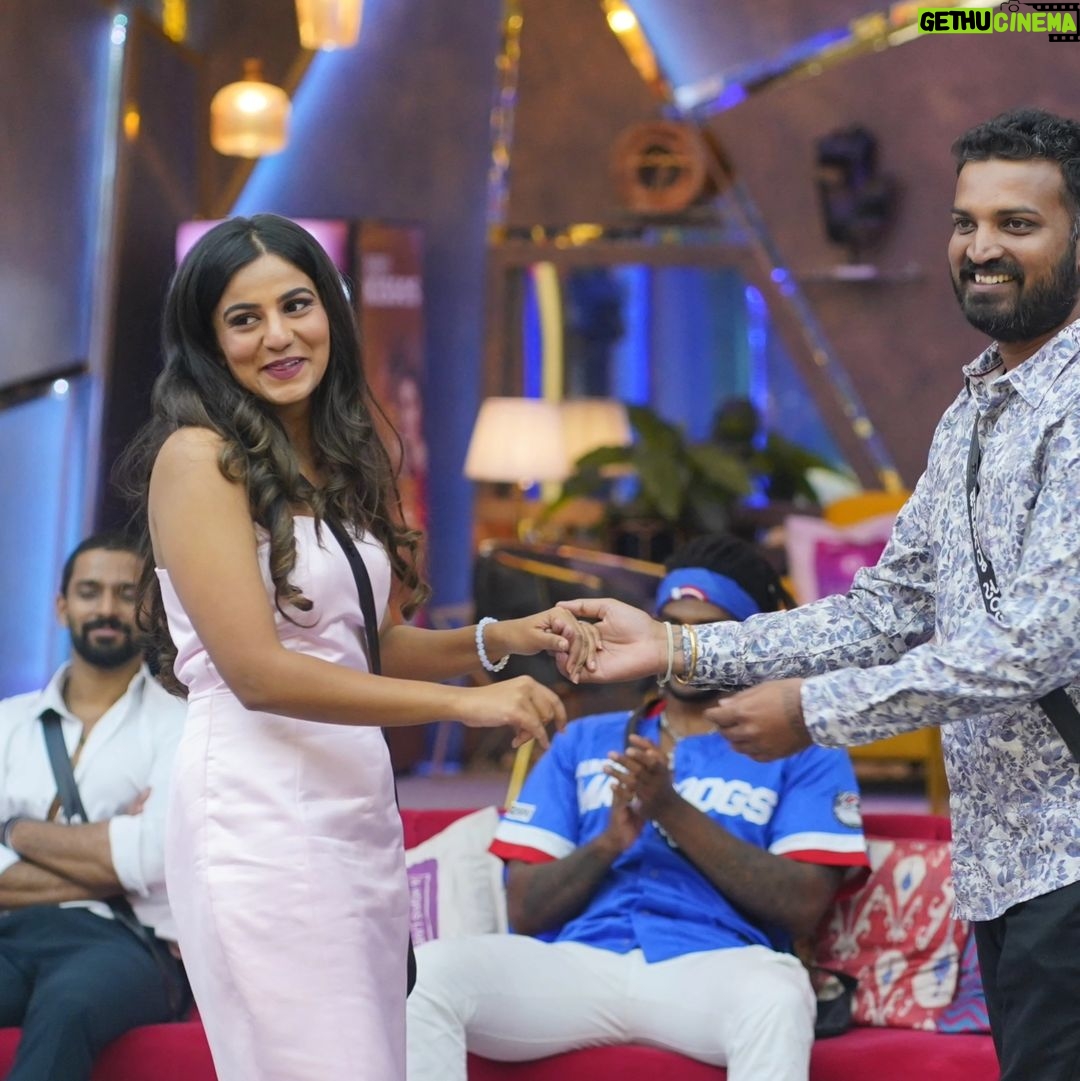 Namratha Gowda Instagram - Well, that’s how you tell to the world what you are🥰 @colorskannadaofficial @officialjiocinema Sunday's outfit Styling:@likitha_suresh_ Outfit:@pixie_yard_couture_studio #bbk10 #biggboss #season10 #colorskannada #jiocinema #namarathagowda #nammu #relentkreationz
