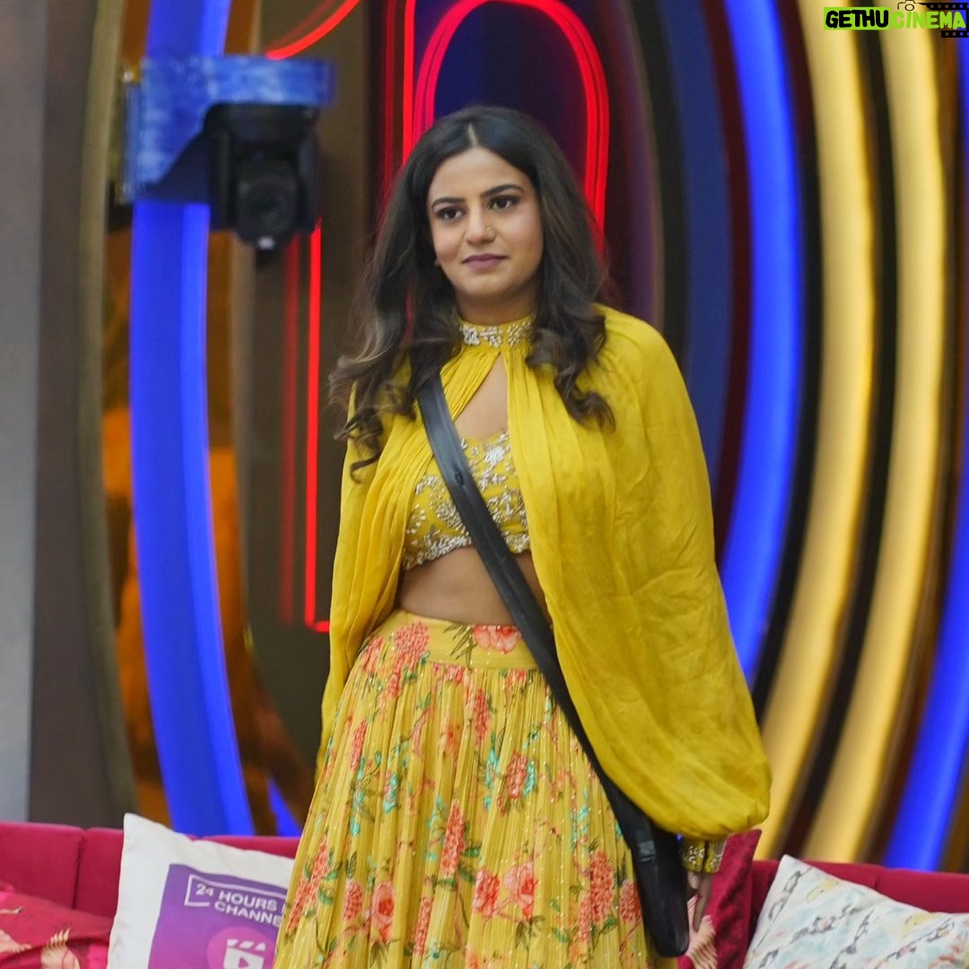 Namratha Gowda Instagram - Dressed in vivid yellow victress glory, her honesty stands out in a sea of superficiality, reminding us honesty never go out of style🏆 @colorskannadaofficial @officialjiocinema Styling:@likitha_suresh_ Wardrobe:@vibbhinna #bbk10 #biggboss #season10 #colorskannada #jiocinema #namarathagowda #namratha #nammu #trending #relentkreationz