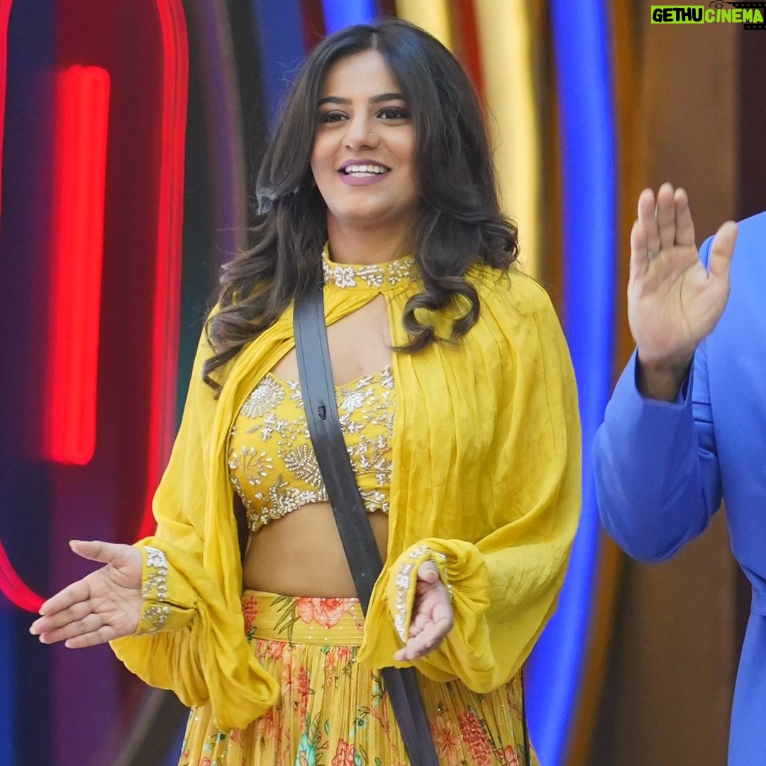 Namratha Gowda Instagram - Dressed in vivid yellow victress glory, her honesty stands out in a sea of superficiality, reminding us honesty never go out of style🏆 @colorskannadaofficial @officialjiocinema Styling:@likitha_suresh_ Wardrobe:@vibbhinna #bbk10 #biggboss #season10 #colorskannada #jiocinema #namarathagowda #namratha #nammu #trending #relentkreationz
