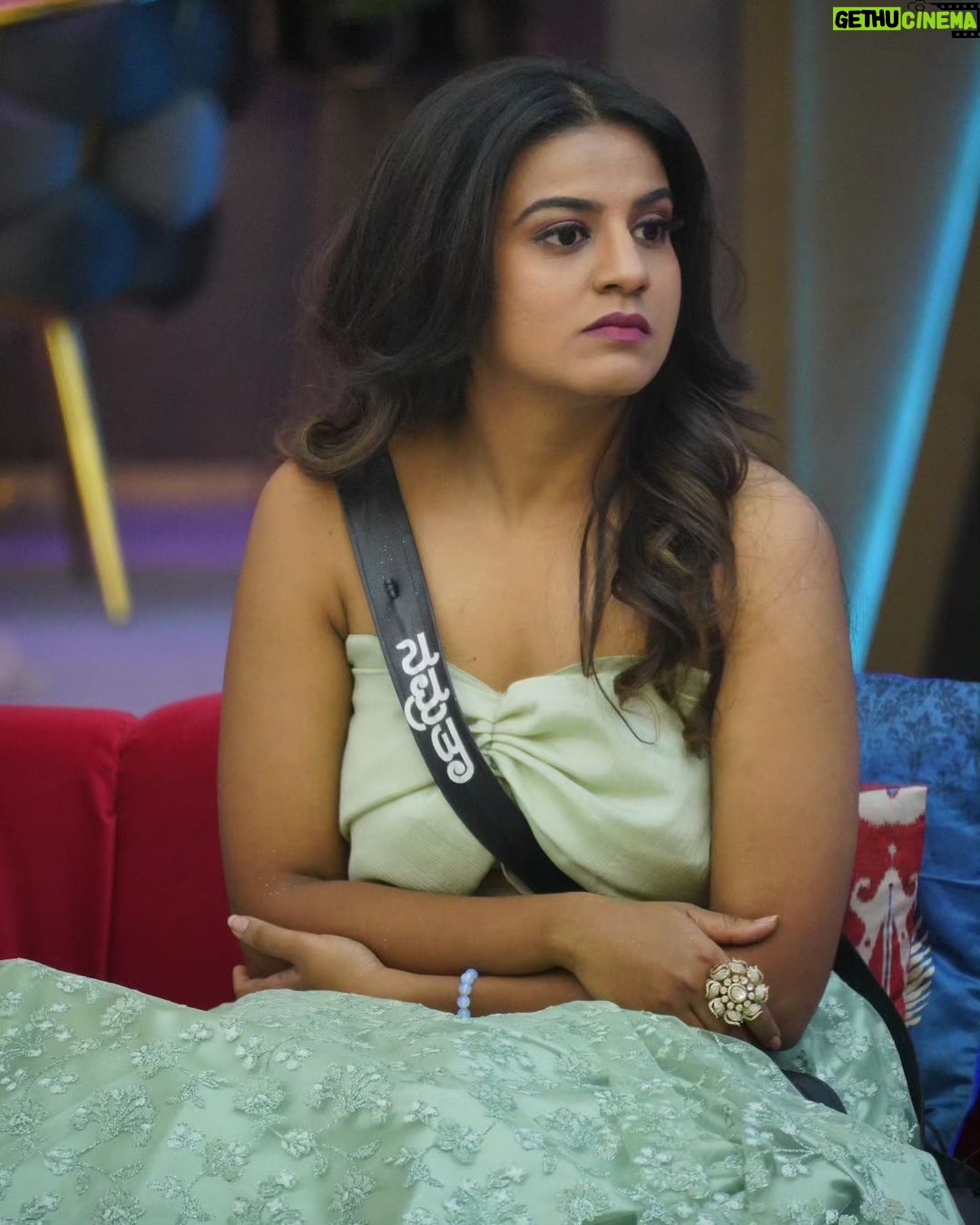 Namratha Gowda Instagram - A women's greatest asset is her Beauty🧿 @colorskannadaofficial @officialjiocinema Outfit: @elite__rentals_ #bbk10 #biggboss #season10 #colorskannada #jiocinema #namarathagowda #relentkreationz