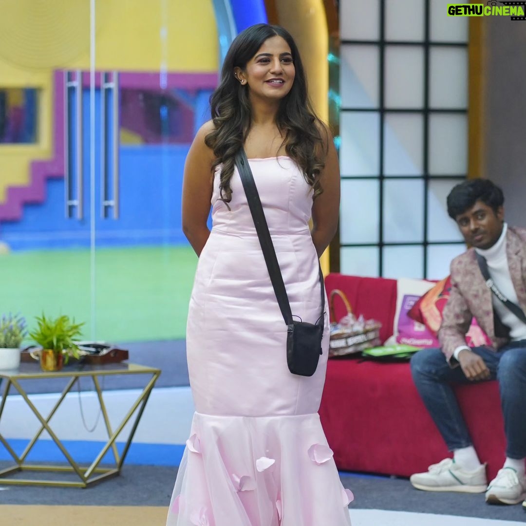Namratha Gowda Instagram - Well, that’s how you tell to the world what you are🥰 @colorskannadaofficial @officialjiocinema Sunday's outfit Styling:@likitha_suresh_ Outfit:@pixie_yard_couture_studio #bbk10 #biggboss #season10 #colorskannada #jiocinema #namarathagowda #nammu #relentkreationz