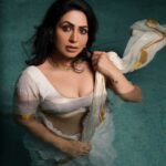 Nandini Rai Instagram – Drenched in #elegance : Embracing the allure of a #wet saree #look . 😻💕

#SareeStyle #indianelegance #GracefulCharm #nandinirai
