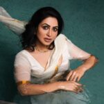 Nandini Rai Instagram – Drenched in #elegance : Embracing the allure of a #wet saree #look . 😻💕

#SareeStyle #indianelegance #GracefulCharm #nandinirai