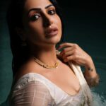 Nandini Rai Instagram – Drenched in #elegance : Embracing the allure of a #wet saree #look . 😻💕

#SareeStyle #indianelegance #GracefulCharm #nandinirai