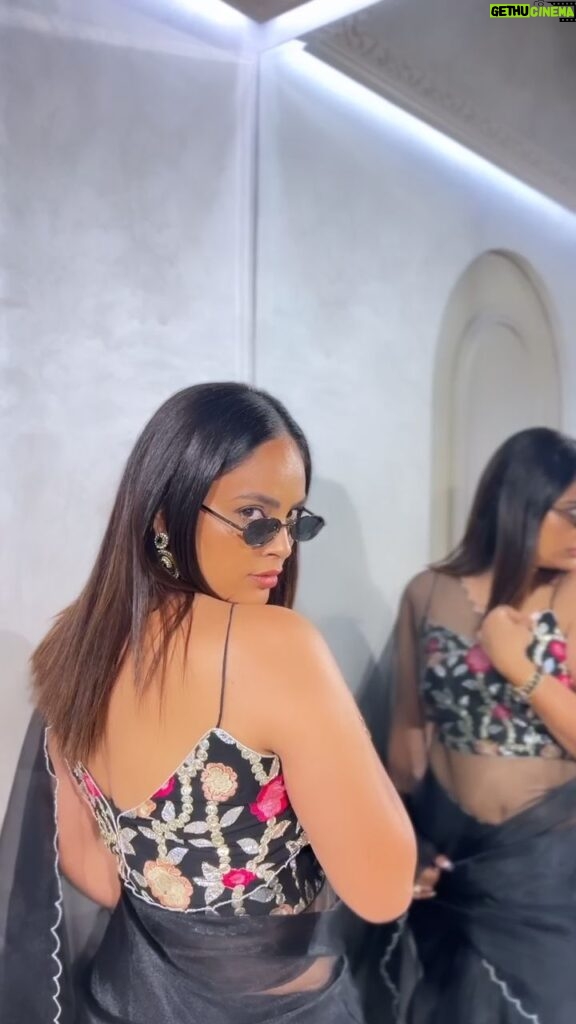 Nandita Swetha Instagram - Honestly am in love with myself🤪🤪🤪 Wearing @keerthi.viswanadham saree & blouse. Get your outfits ready by her. She is amazing. #saree #blacksaree #chashma #blackownedbusiness
