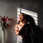 Nandita Swetha Instagram - ಸೋಲುತ್ತಿದೆ ಮನ ನಿನ್ನೆ ನೋಡುತ್ತಾ ಪ್ರತೀಕ್ಷಣ! @nanditaswethaa on a calm evening #nanditha #nandithaswetha #actress #tamil #kannada #saree #sareecollection #sareelove #portfolio #photography #fashionportrait #fashionphotographer #photographersofbangalore #bangalorephotographers #portraits #portrait_vision #portrait_perfection #portrait_shots #portraiture