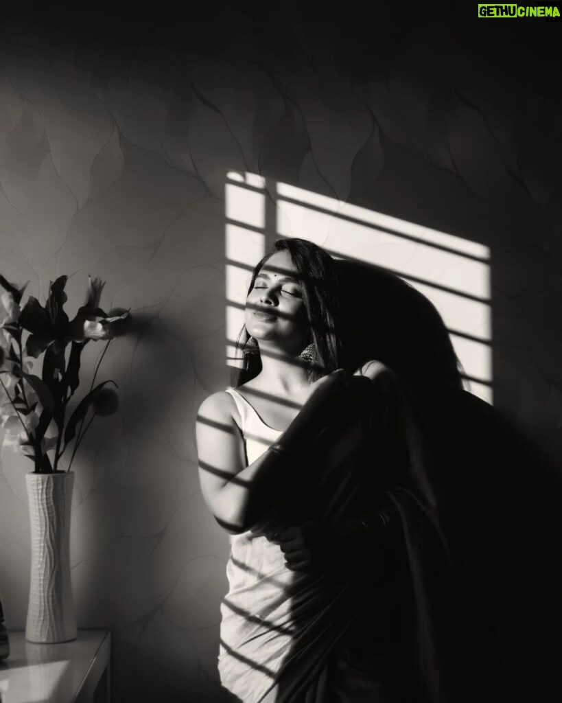 Nandita Swetha Instagram - ಸೋಲುತ್ತಿದೆ ಮನ ನಿನ್ನೆ ನೋಡುತ್ತಾ ಪ್ರತೀಕ್ಷಣ! @nanditaswethaa on a calm evening #nanditha #nandithaswetha #actress #tamil #kannada #saree #sareecollection #sareelove #portfolio #photography #fashionportrait #fashionphotographer #photographersofbangalore #bangalorephotographers #portraits #portrait_vision #portrait_perfection #portrait_shots #portraiture