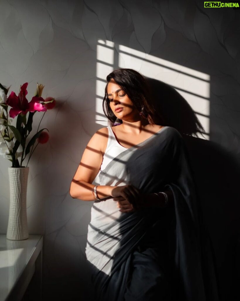 Nandita Swetha Instagram - ಸೋಲುತ್ತಿದೆ ಮನ ನಿನ್ನೆ ನೋಡುತ್ತಾ ಪ್ರತೀಕ್ಷಣ! @nanditaswethaa on a calm evening #nanditha #nandithaswetha #actress #tamil #kannada #saree #sareecollection #sareelove #portfolio #photography #fashionportrait #fashionphotographer #photographersofbangalore #bangalorephotographers #portraits #portrait_vision #portrait_perfection #portrait_shots #portraiture