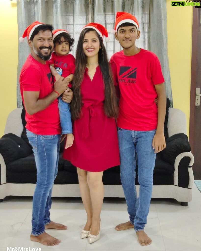 Nanditha Jennifer Instagram - May the magic of Christmas fill your home with warmth, your heart with love, and your life with laughter. Merry Christmas! 🎄🎄🎉🎊🎅🏼🎅🏼 . . . #blessed #christmas #merrychristmas #love #family #instagram #instagood #instadaily #thankyou #jesus