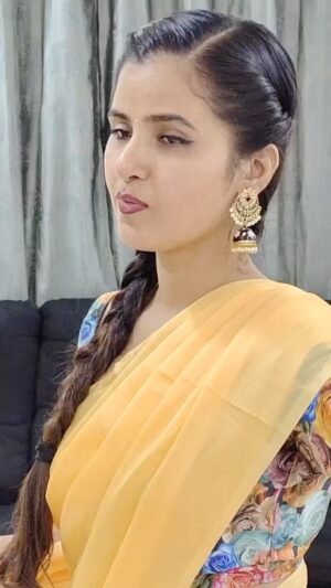 Nanditha Jennifer Instagram - Moves without expression is 😕 
.
.
#expression #smile #cute #beautiful #viralreels #viral  #prabhudeva #song #trending #reels #vidyasagarmusic #shankarmahadevan #sujatha #instagram #instareels #jenniferr252reels #thankyou  #jesus