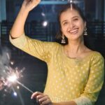 Nanditha Jennifer Instagram - Happy Diwali 🪔 😊 . . VC : @Kvndop . #crackers #beautiful #smile #sparkling #light #instagram #instagood #blessed #thankyou #jesus
