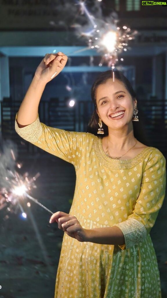 Nanditha Jennifer Instagram - Happy Diwali 🪔 😊 . . VC : @Kvndop . #crackers #beautiful #smile #sparkling #light #instagram #instagood #blessed #thankyou #jesus