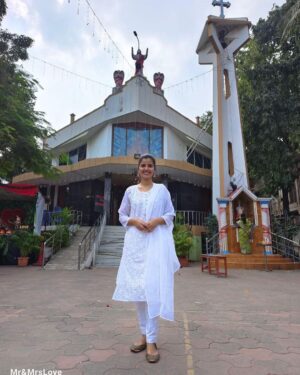 Nanditha Jennifer Instagram - New Year,  2024 new beginnings! May your journey be filled with positivity, and may success and happiness be your constant companions throughout the year.🙏🏻🎊🎉
.
.
#blessed #newyear #2024 #instagram #love #instagram #church #peace #instadaily #instagood #kasicinematographer6 #jenniferr252 #ghayaan23 #thankyou #jesus