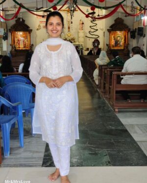Nanditha Jennifer Instagram - New Year,  2024 new beginnings! May your journey be filled with positivity, and may success and happiness be your constant companions throughout the year.🙏🏻🎊🎉
.
.
#blessed #newyear #2024 #instagram #love #instagram #church #peace #instadaily #instagood #kasicinematographer6 #jenniferr252 #ghayaan23 #thankyou #jesus