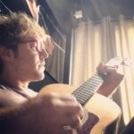 Nando Pradho Instagram - Aos meus amigos guitarristas @ale_monari @nico_nicolosi @rique_azevedo Saudade.. 🤘🏼🎸🤘🏼 . @nunobettencourtofficial sou fã ☝🏼☝🏼☝🏼 #acousticguitar #rock #song #music #art #guitar Mexico City, Mexico