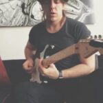 Nando Pradho Instagram - Testando o som do ampli novo na época da cabeleireira... dessa vez a corda não quebrou!!! #fender #stratocaster Mexico City, Mexico