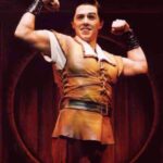 Nando Pradho Instagram - Em 2003 começou minha história com Gaston no teatro e em 2017 tive a honra de dublar graças ao eterno @nanduvalverde 🙏🏼 com a incrível @giulia.nadruz (Bela) e o amor da minha vida @alirio_netto (Le fou)