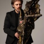Nando Pradho Instagram – E qual seria a forma do som de um sax?? 
@s_santoian 
#feelingform 
Diálogos – “… tá Freud!!😓”
.

#art #sculpture #arte #abstractart #artgallery #design #instagood #escultura #artist #music #arteabstrata #sax #saxophone