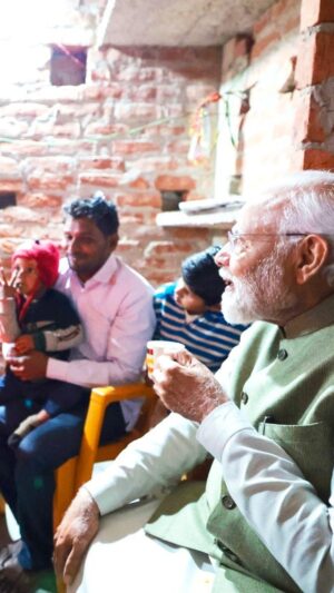 Narendra Modi Instagram - A special 'Chai Pe Charcha' with 10th crore Ujjwala Yojana beneficiary in Ayodhya!