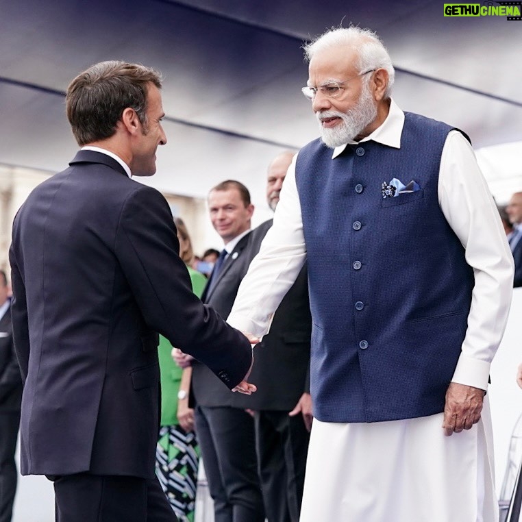 Narendra Modi Instagram - Géant de l’Histoire du monde, au rôle déterminant pour l’avenir, partenaire stratégique, ami. Heureux d’accueillir l’Inde comme invité d’honneur du défilé de ce 14 Juillet. — A giant in world history, with a decisive role to play in the future, a strategic partner, a friend. We are proud to welcome India as our guest of honour at the 14 July parade. — विश्व इतिहास में एक विशालकाय, भविष्य के लिए निर्णायक भूमिका निभाने वाला देश, रणनीतिक साझेदार, मित्र। इस साल की 14 जुलाई की परेड के लिए भारत को सम्मानित अतिथि के रूप में स्वागत करते हुए हमें बहुत खुशी हो रही है। Champs Élysées