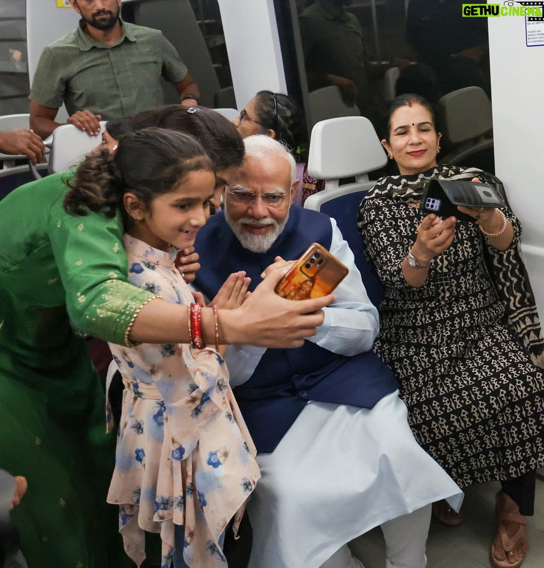 Narendra Modi Instagram - A Metro journey made even more special by these amazing co-passengers!