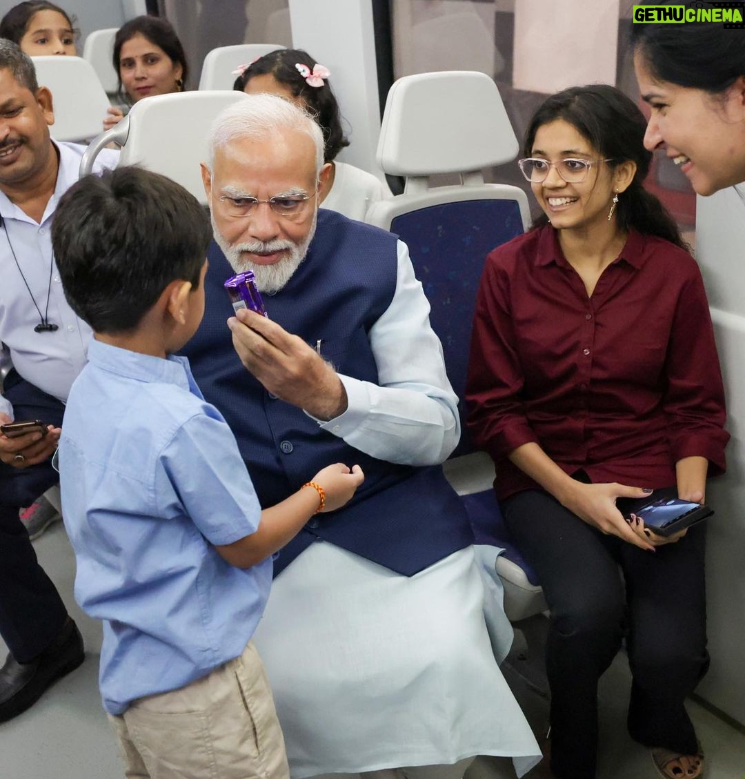 Narendra Modi Instagram - A Metro journey made even more special by these amazing co-passengers!