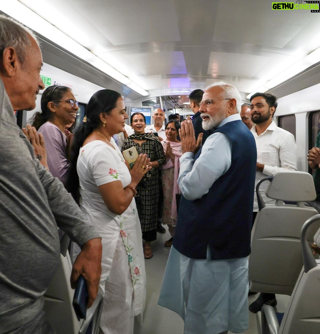 Narendra Modi Instagram - A Metro journey made even more special by these amazing co-passengers!
