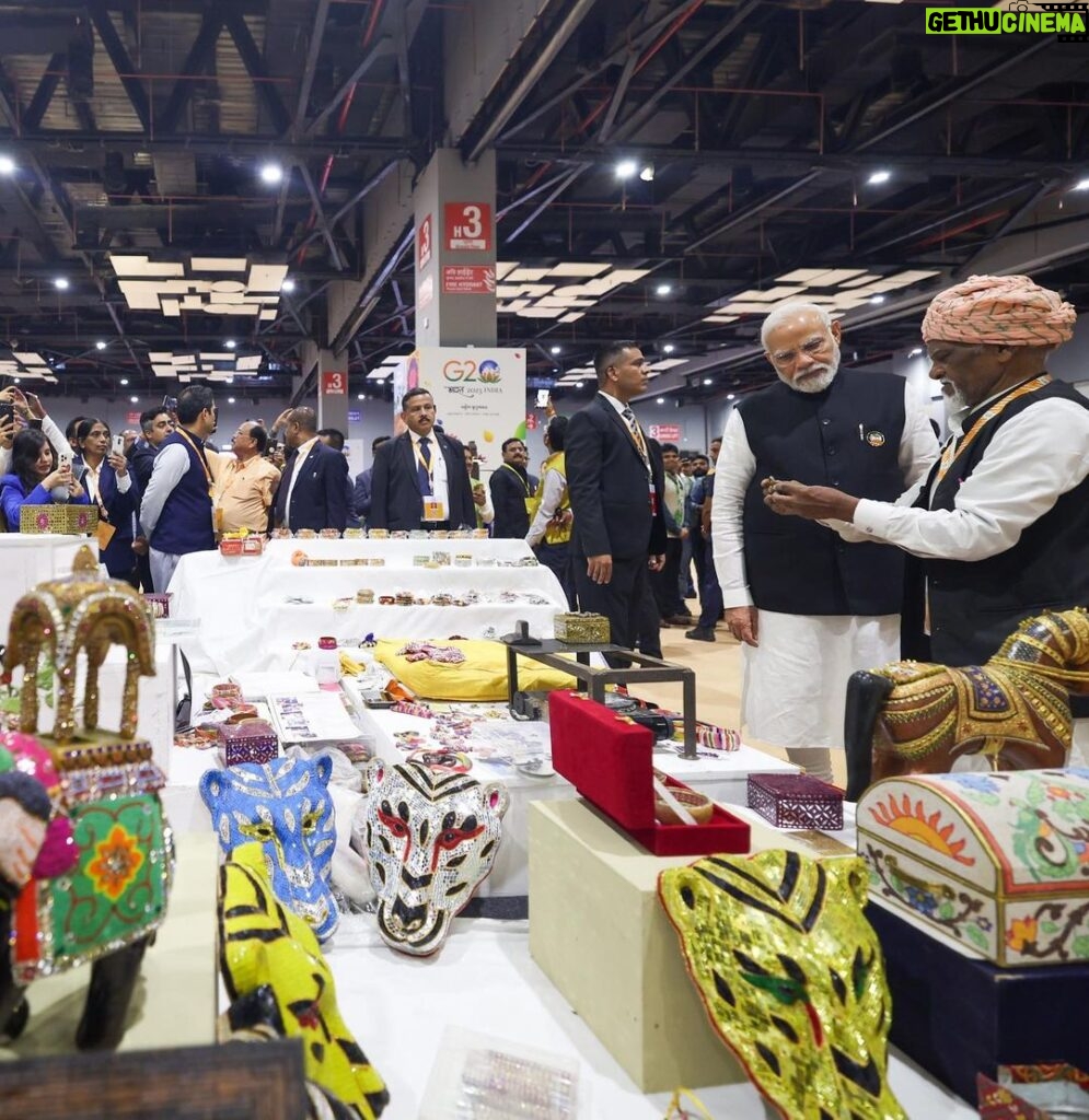 Narendra Modi Instagram - After the successful conclusion of the G20 Summit and a series of productive bilateral meetings, I visited different parts of the sprawling complex where the Summit was hosted. This included exhibitions and stalls on India’s cultural as well as crafts diversity, India’s democratic spirit, India’s strides in the digital world and the buzzing media centre.