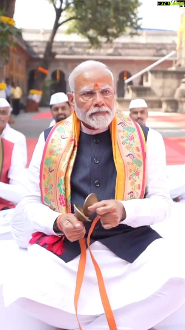 Narendra Modi - 3.5 Million Likes - Prayed at the Kalaram temple and Ramkund in Nashik.