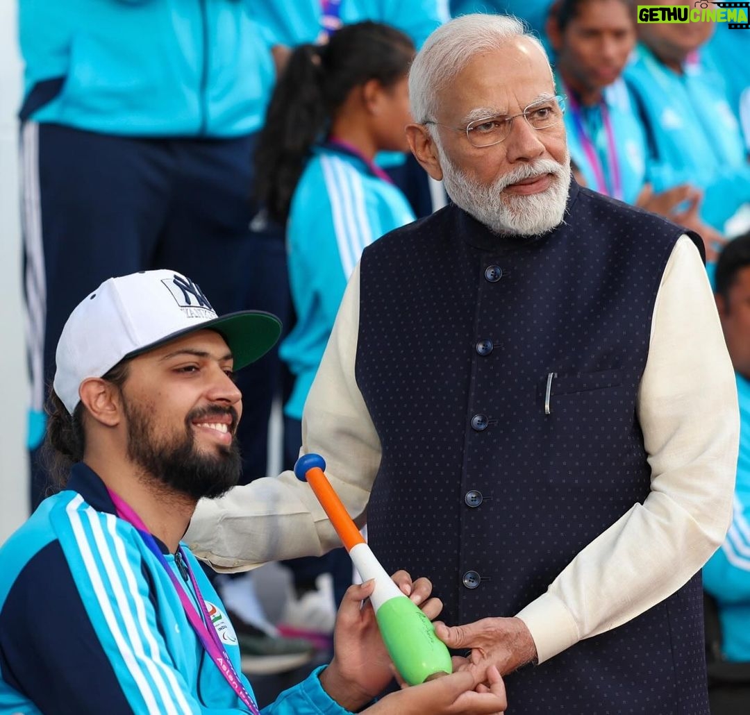 Narendra Modi Instagram - With our Asian Para Games athletes. India is very proud!