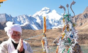 Narendra Modi Instagram - उत्तराखंड में पिथौरागढ़ के पवित्र पार्वती कुंड में दर्शन और पूजन से अभिभूत हूं। यहां से आदि कैलाश के दर्शन से भी मन आह्लादित है। प्रकृति की गोद में बसी अध्यात्म और संस्कृति की इस स्थली से अपने परिवारजनों के सुखमय जीवन की कामना की।