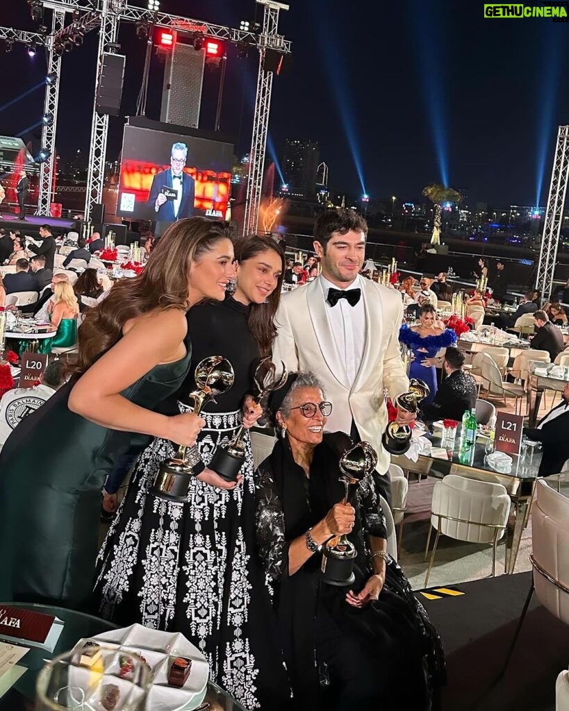 Nargis Fakhri Instagram - A spectacular evening @diafaofficial Thank you for the honor 🏆 . . . . . . . . . @solacelondon @etoilelaboutique @lamarquisejewellery Styling @leepakshiellawadi @aamirnaveedhair @iamgigiiiii Shot by @tb Manager @mahakbrahmawar Dubai