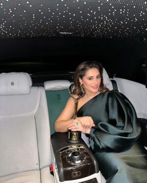 Nargis Fakhri Instagram - A spectacular evening @diafaofficial 
Thank you for the honor 🏆 
.
.
.
.
.
.
.
.
.
@solacelondon @etoilelaboutique @lamarquisejewellery 
Styling @leepakshiellawadi 

@aamirnaveedhair @iamgigiiiii 
Shot by @tb 
Manager @mahakbrahmawar