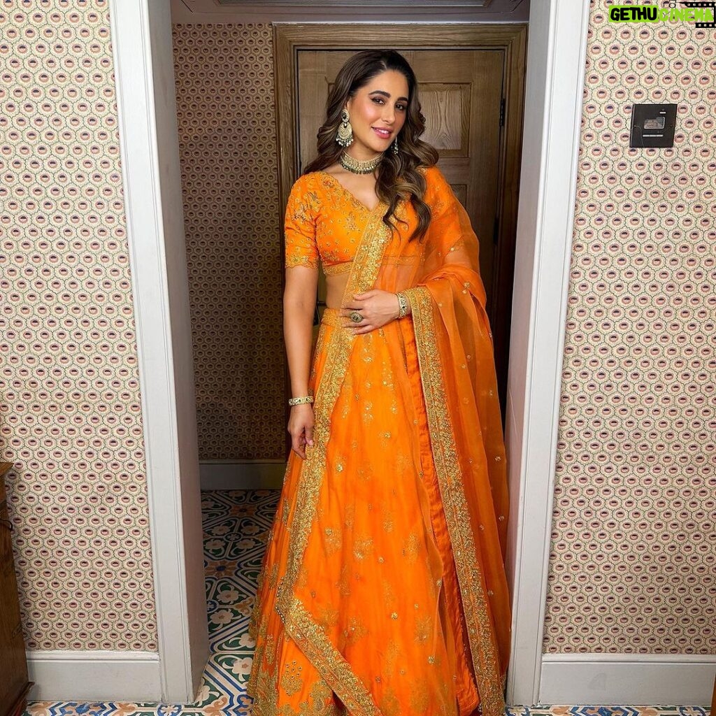 Nargis Fakhri Instagram - Wishing you a bright and joyful Diwali filled with love and light! May this Diwali bring prosperity and happiness to your life & your friends & family lives too!! God Bless ! 🪔🙏❤ … Outfit - @swatiubroi Jewlery - @tyaanijewellery HMU - @riyasheth.makeuphair & the amazing @mahakbrahmawar who makes magic happen ! Plus can’t forget my @tb for photo credits LOL Mumbai, Maharashtra