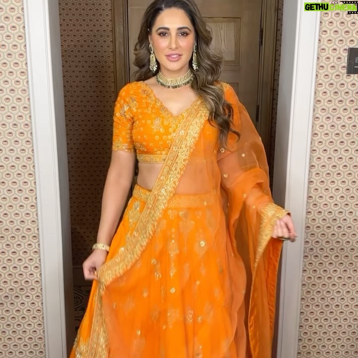 Nargis Fakhri Instagram - Wishing you a bright and joyful Diwali filled with love and light! May this Diwali bring prosperity and happiness to your life & your friends & family lives too!! God Bless ! 🪔🙏❤ … Outfit - @swatiubroi Jewlery - @tyaanijewellery HMU - @riyasheth.makeuphair & the amazing @mahakbrahmawar who makes magic happen ! Plus can’t forget my @tb for photo credits LOL Mumbai, Maharashtra