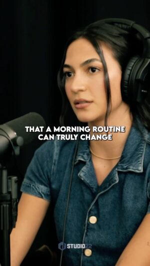 Natalee Linez Instagram - Lose an hour in the morning and spend the rest of your day searching for it 🤷🏽‍♀️ I don’t make the rules!! Or maybe I do 🤔 

Had a lovely chat with @brockohurn & @wmeldman33 checkout the full conversation. Link is in my stories 🫶🏽

Podcast, wellness, morning routine, healthy habits, high performance, meditation, affirmations, gratitude, intentions, coffee, morning ritual, magic mornings