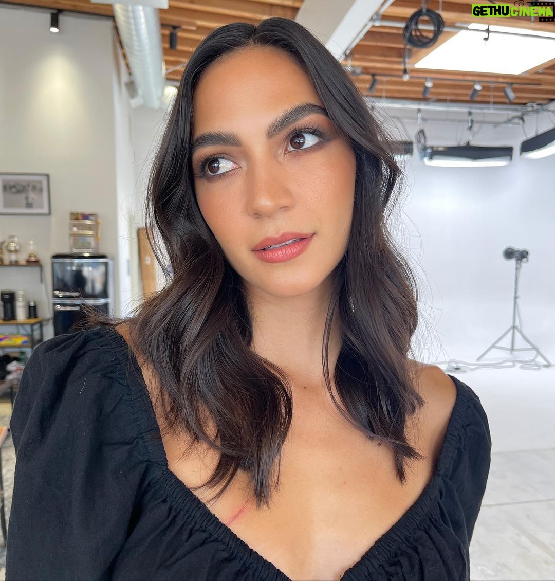 Natalee Linez - 1.9K Likes - 🐱 🐱glam today by the incredible @beautybysarah & soft waves by @reaganlinkartistry