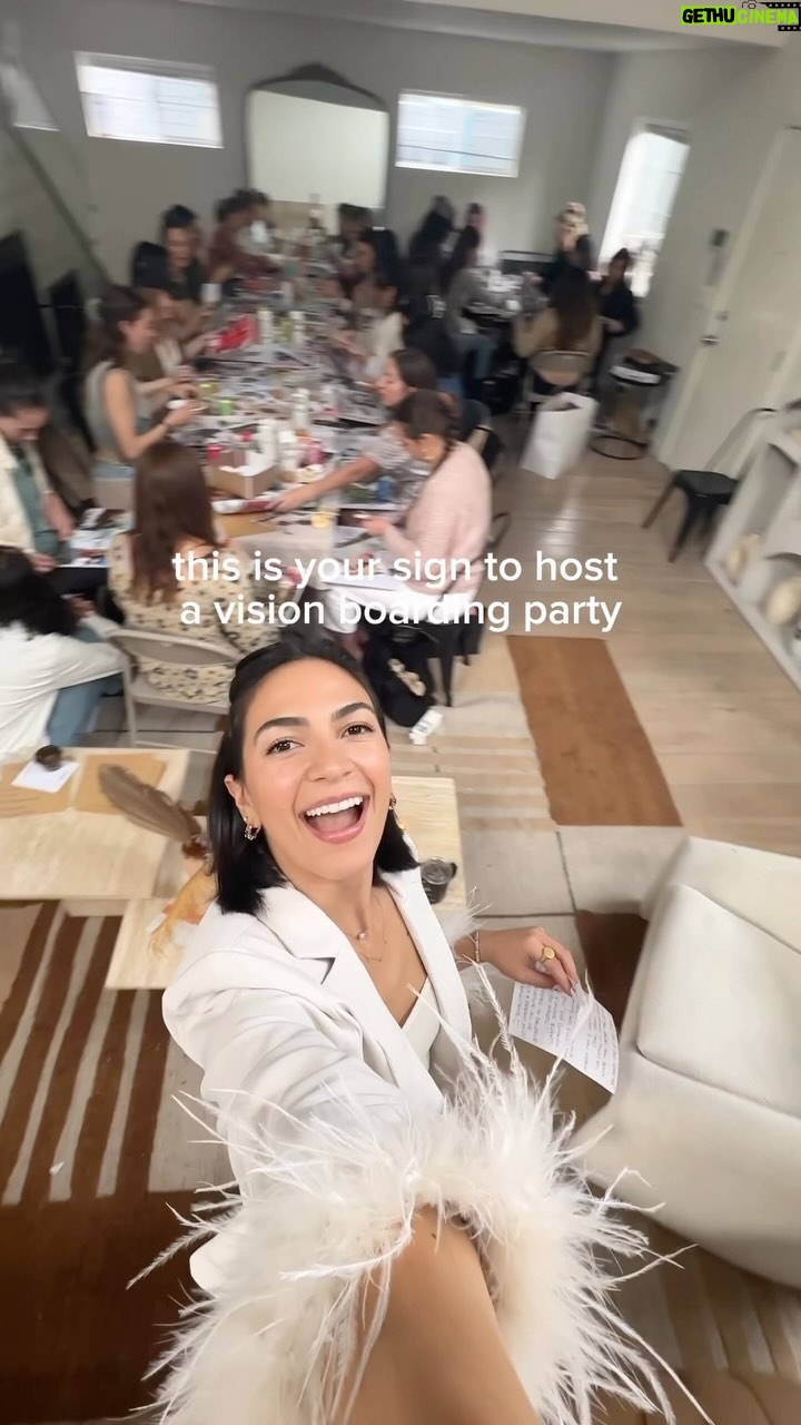 Natalee Linez Instagram - 4 things: Magazines, glue, besties and poster board ✅ Hosting a second one in January! Comment below if you want more info on it👇🏾✨ #explorepage #visionboarding #visionboardworkshop #womeninbusiness Los Angeles, California