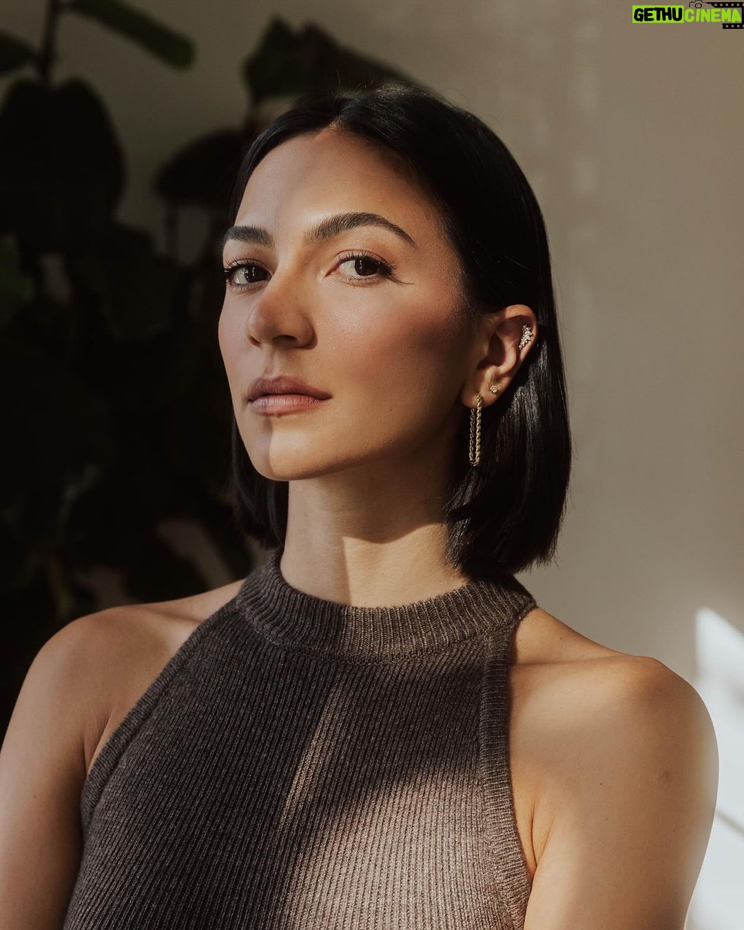Natalee Linez Instagram - at home🏠😌styled by @jaimaofficial shot by @ttlens wearing @mango earrings are @shopmiraco Los Angeles, California