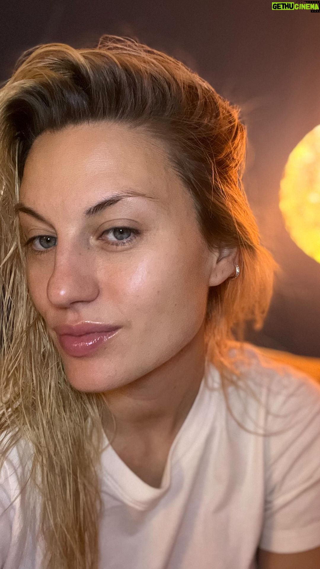 Natalia Germani Instagram - To je tak, keď vám na konci šialeného dňa prinesie zo Slovenska do Ameriky kamarátka žijúca v Čechách francúzsku kozmetiku✨ Chýbajúca, minutá a obľúbená Yves Rocher Anti-Age rada, sa stará o moju, snáď čo najdlhšie, čistú pleť bez vrások ❤️ @yvesrocherslovensko #antiageglobal #AgeIsBeautiful