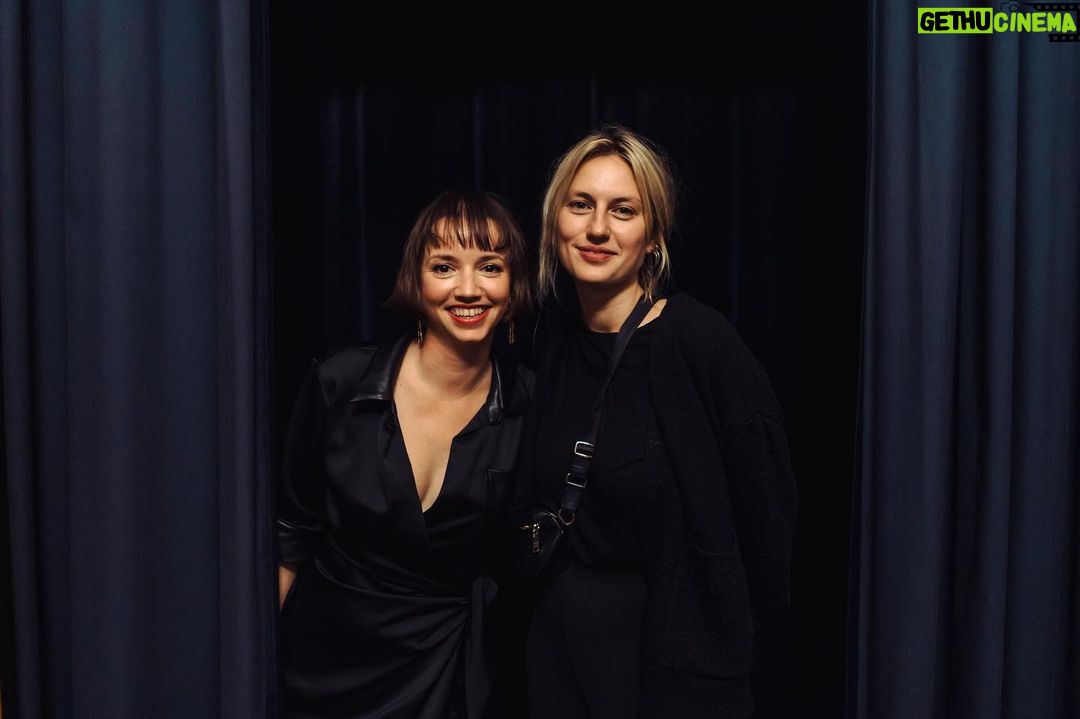 Natalia Germani Instagram - NIGHTSIREN in NYC 🗽✨ Nerozumiem, že som tak lucky, že tento rok pozerám s američanmi už svoj 2. Projekt na plátne v NYC ❤️ Thank you @tereza_nvotova 🙏🏻❤️ Od Novembra 24th si nás môžete pozrieť na viacerých online platformách v US✨ From November 24th you can watch Nightsiren online in the U.S.✨ (Amazon, Hulu, Xbox, etc.) Photos: @peterdomorak